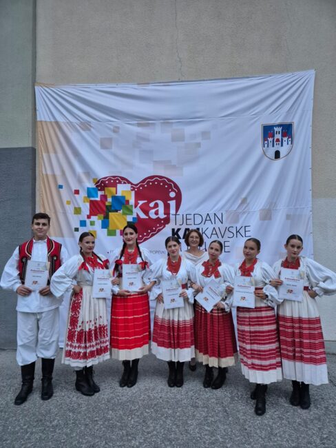 Uspješan nastup naših učenika na festivalu „Mali kaj“ ‒ naših sedam čuvara kajkavske popevke oduševilo Krapinu!